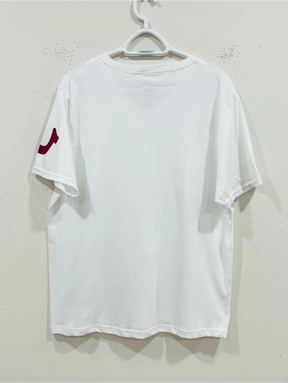 True Religion Men's White V-Neck T-Shirt Size L Maroon Horseshoe Logo